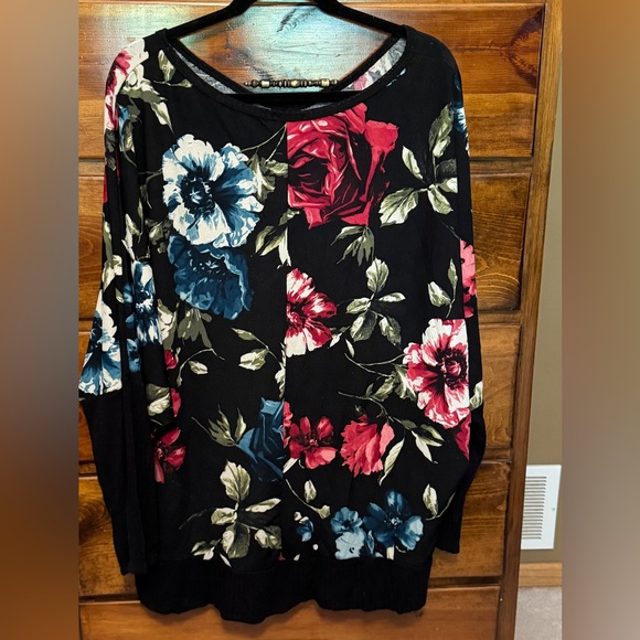 Floral top size 2X - Picture 3 of 3
